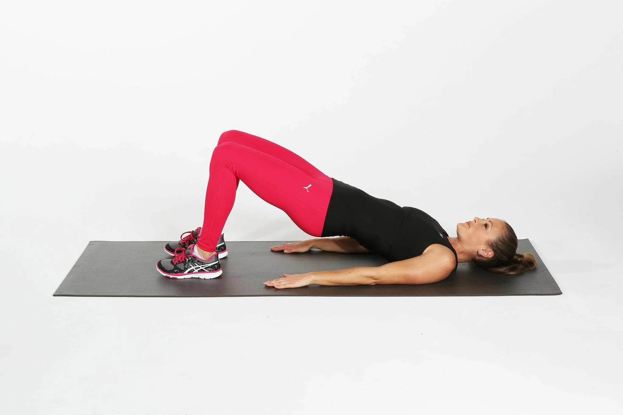 Села из положения лежа на спине. Мостик (glute bridge). glute bridge упражнение. ягодичный мостик «подъем таза». упражнение подъем таза лежа на спине.