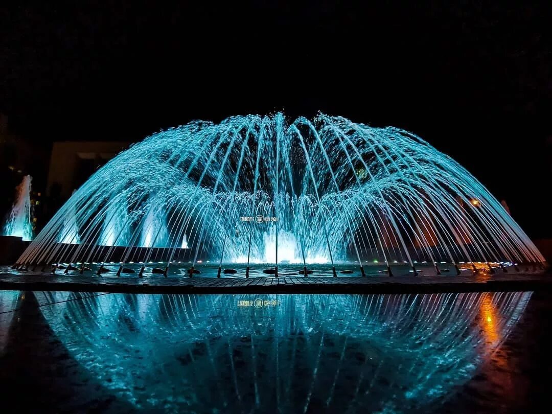 Работают ли фонтаны сейчас. Фонтан ГПНТБ Новосибирск. ГПНТБ Новосибирск зимой. Новосибирский парк ГПНТБ фонтан ночью. Фонтан речных цивилизаций Новосибирск.