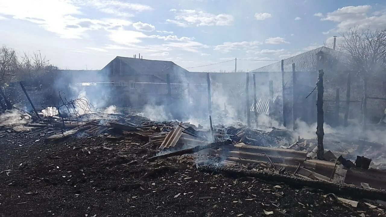 Пожар дома. Пожар в магазине. Пожарник и пожарный. Здания которые сгорели. Пожар в березовке сегодня.