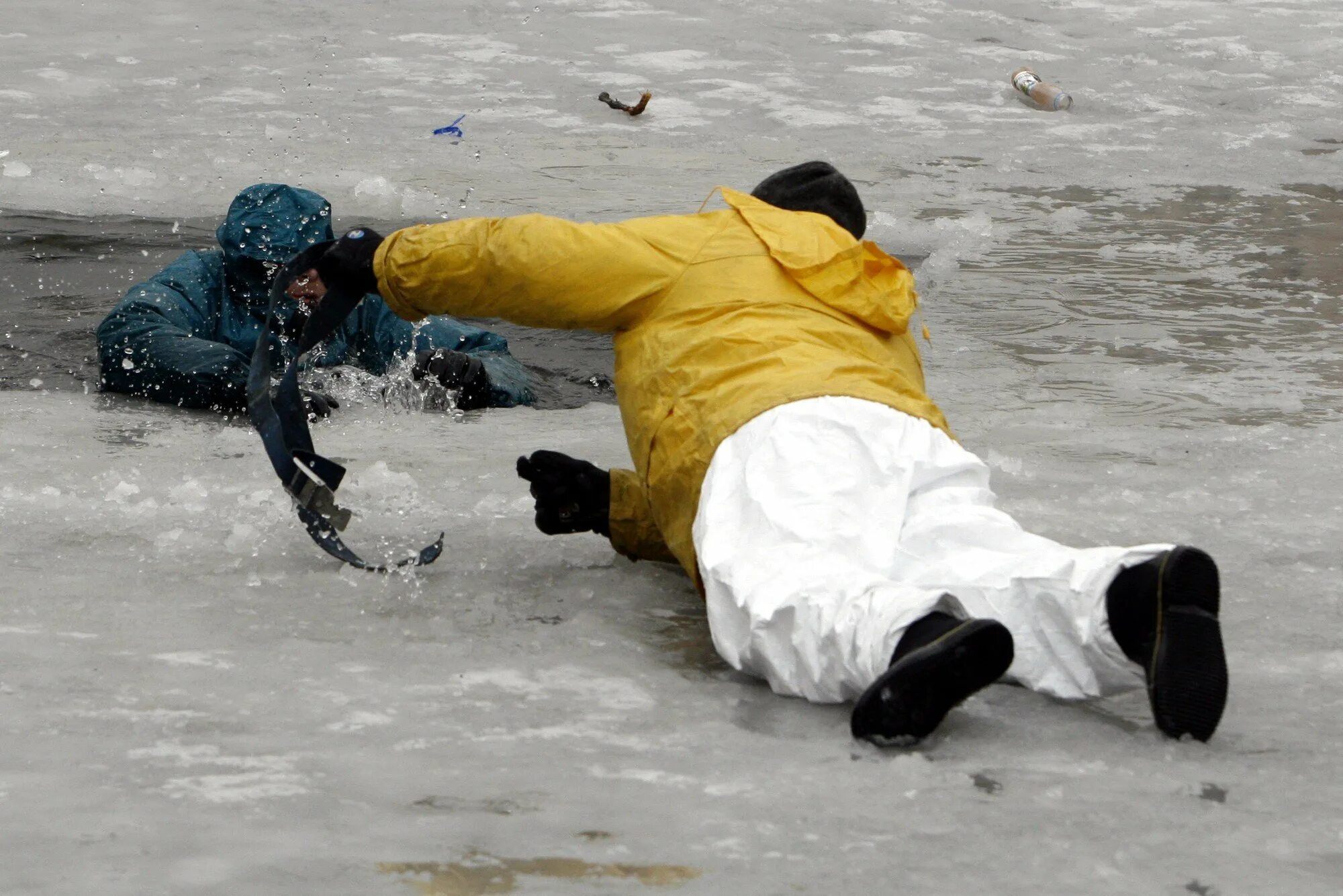 Человек провалился под лед. Спасение утопающих на льду.