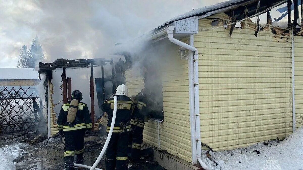 Пожар в частном доме. Ночью сгорел дом. Фото пожара дома. Пожар в Омске.