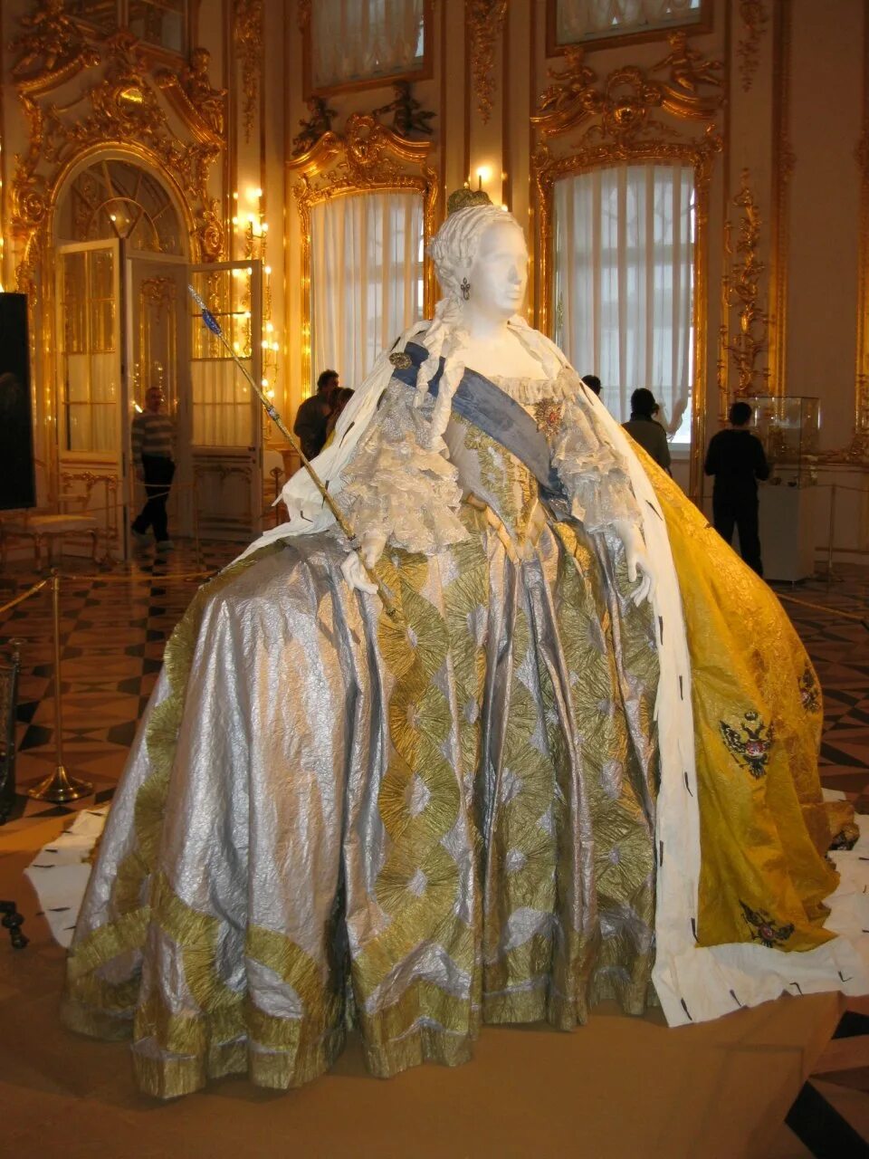 коронационный наряд елизаветы петровны. коронационное платье елизаветы петровны. платье екатерины 2 в екатерининском дворце. вишняков портрет елизаветы петровны. гардероб императрицы елизаветы петровны.