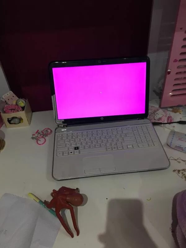 Розовый экран ноутбука. Фиолетовый ноутбук. Фиолетовый экран монитора на компьютере. Появился розовый экран