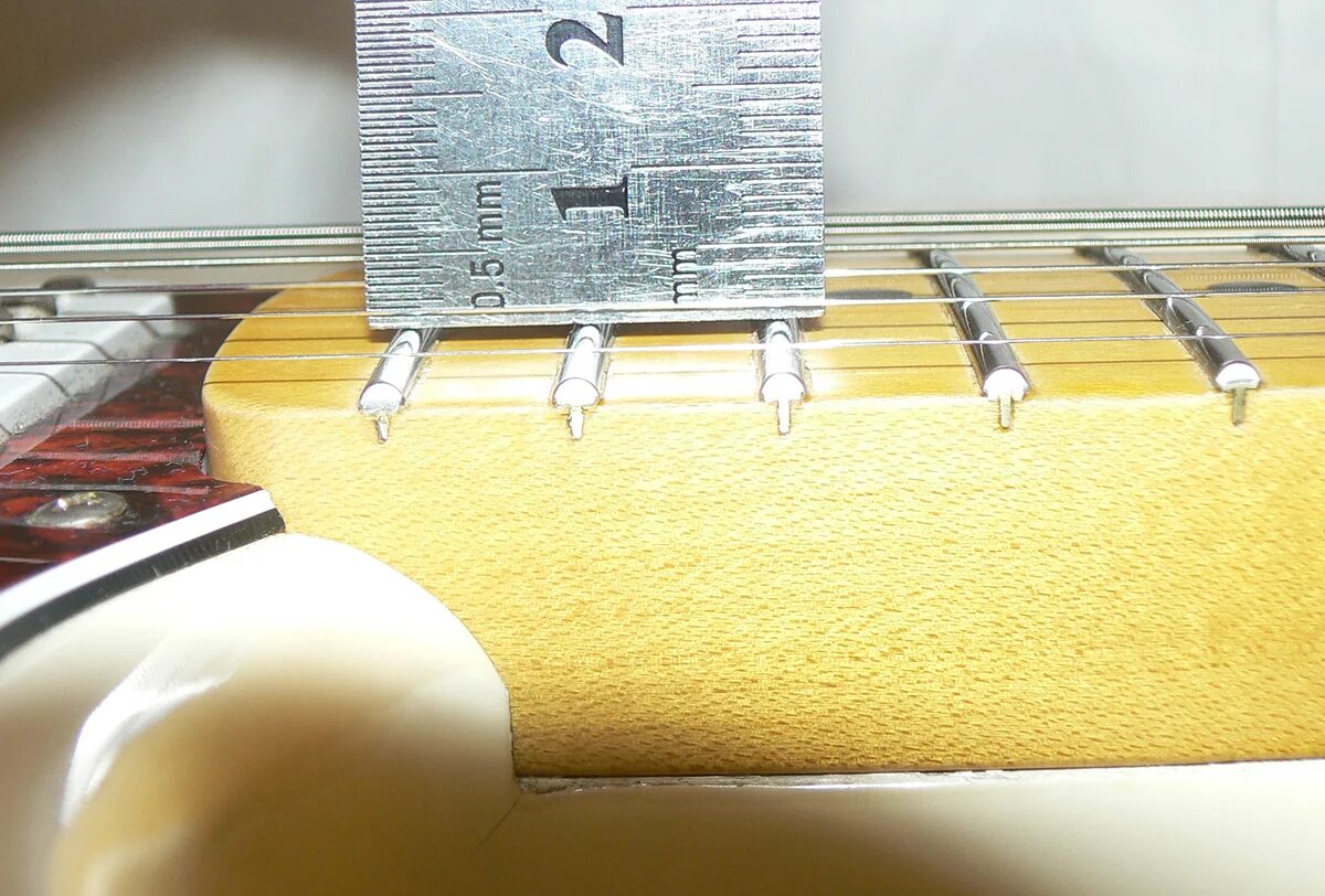 Fender jazz bass высота струн. высота струн 12 лад. высота струн на басу. высота струн на электрогитаре над 12 ладом. высота струн на акустической гитаре на 12.