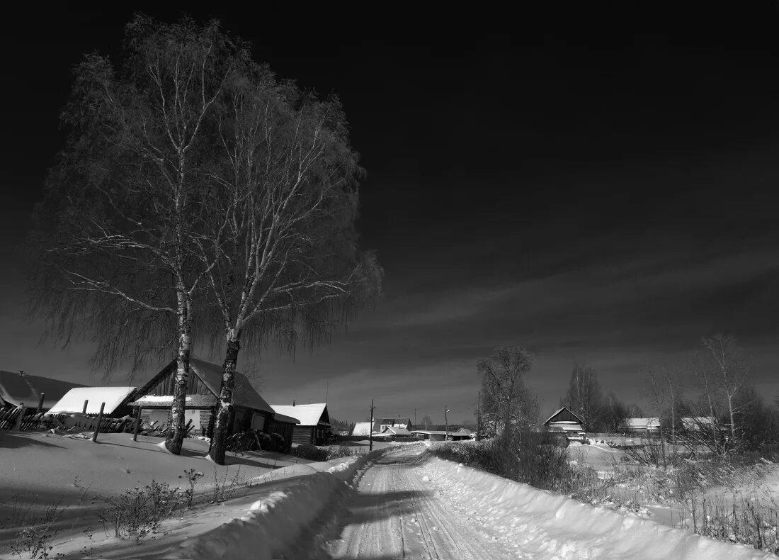 Деревня белая. Деревенский пейзаж. Зима в деревне. Зима ночь деревня. Деревня черно белая.