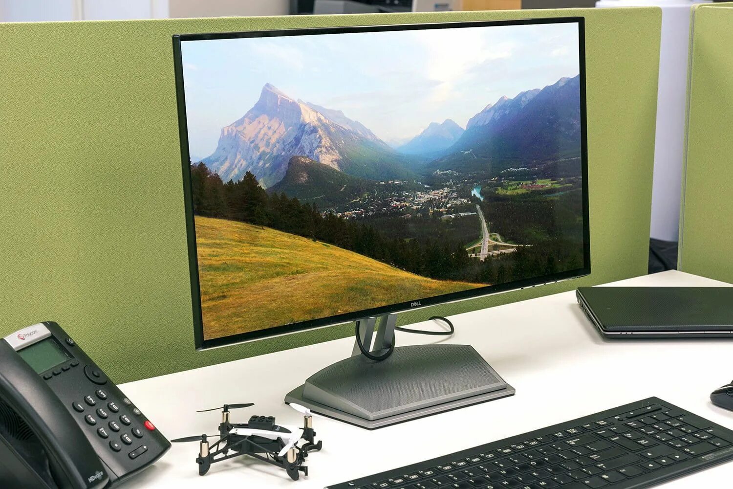 Dell s2418h. Красивый монитор. Монитор компьютерный. Домашний компьютер с монитором.