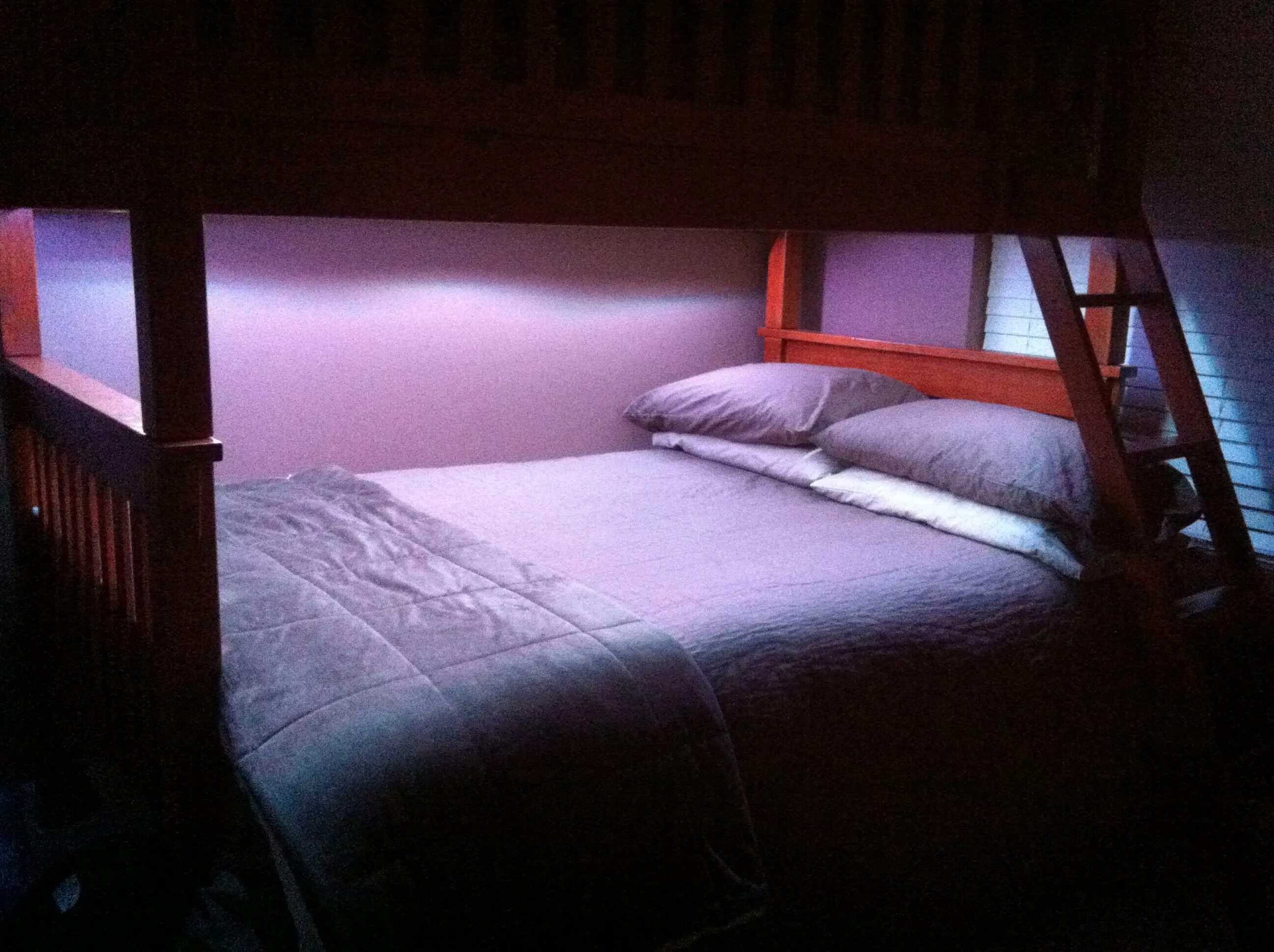 Кровать гача ночь. Ночная кровать. Комната с кроватью ночью. Кровать вечером. Комната вечером с кроватью.
