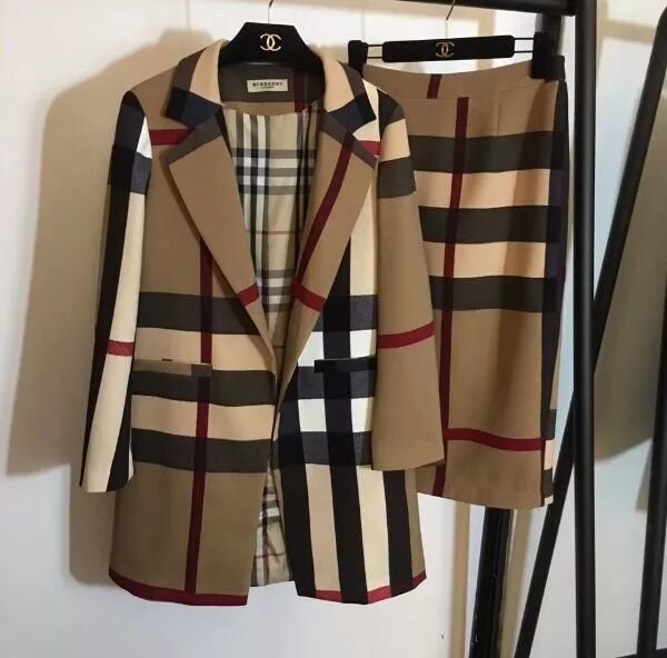 Костюм burberry. Барбери кардиган Барбери. Burberry 2023 коллекция.