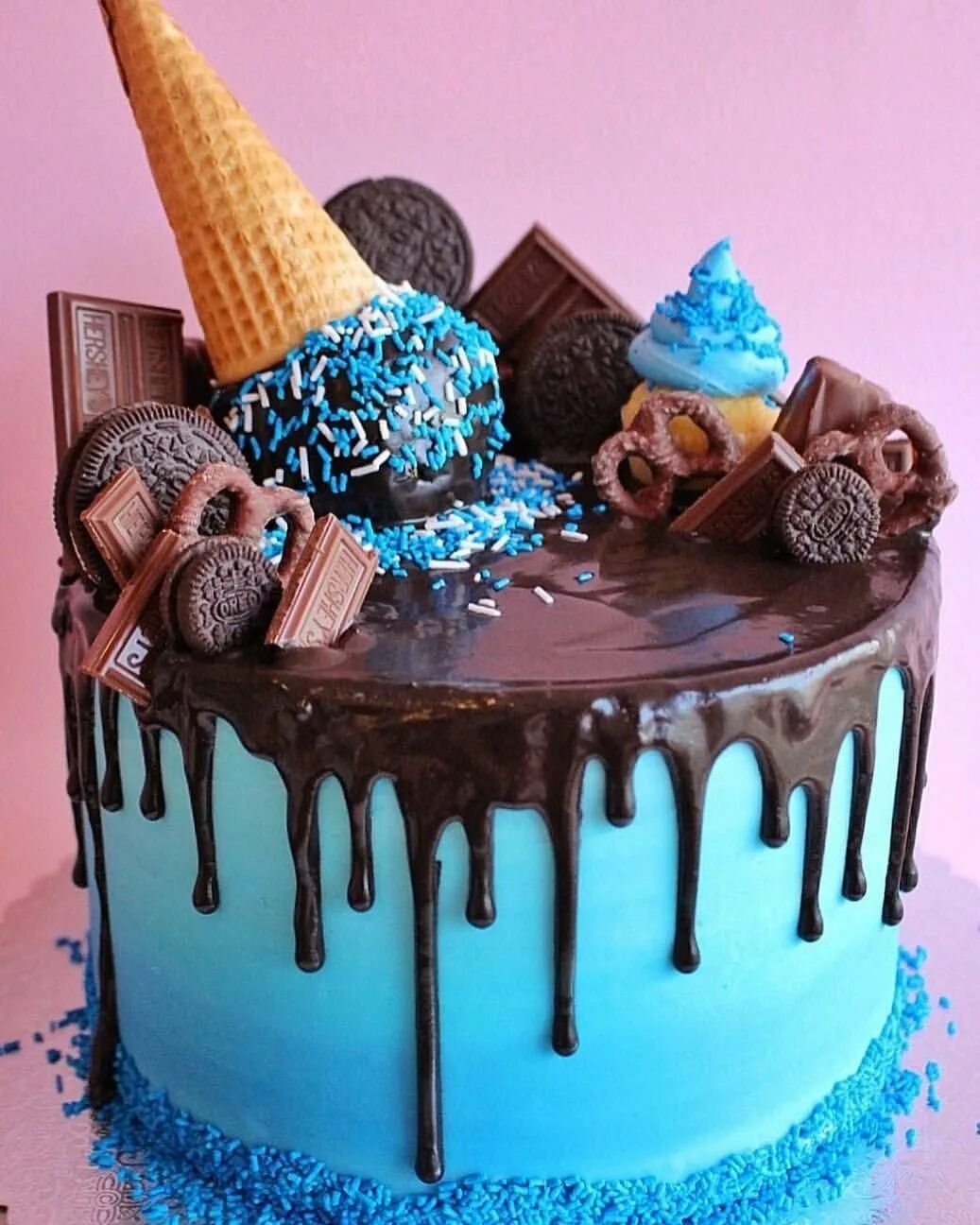 Украшение торта сладостями. Украшение шоколадного торта для девочки. Тортик с днем рождения. Украшение торта рожками вафельными. Красивые торты 11 лет