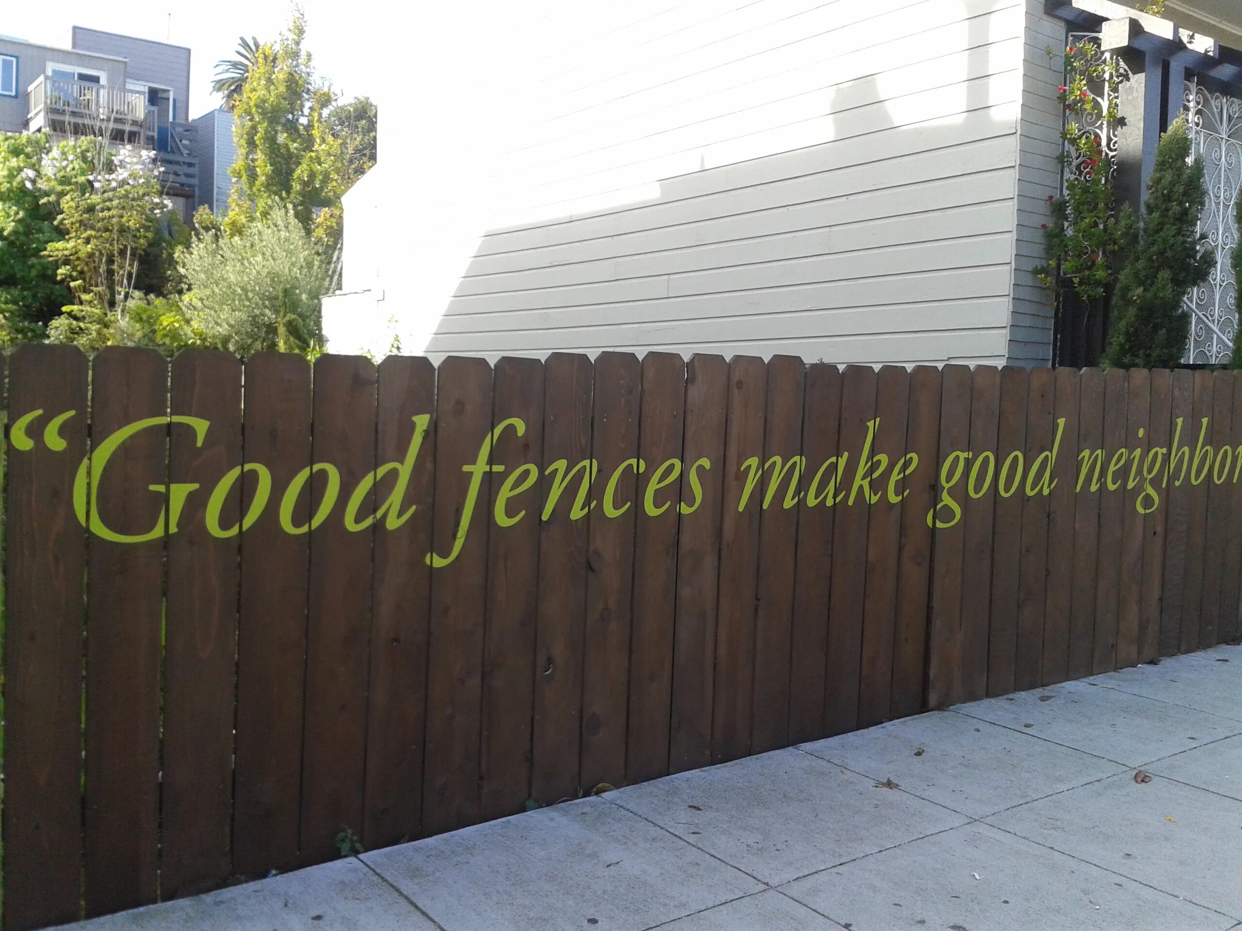 Alex they say good fences make. Good fences make good neighbours рисунок. good fences make good neighbours. долговечная накидка на забор. табличка на забор.