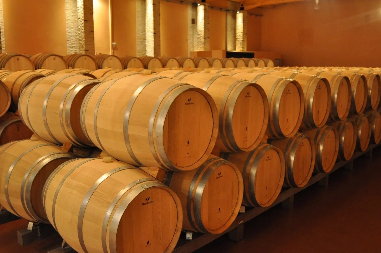 Вино выдержанное в дубовых бочках. Бочка для выдержки вина. Выдержка вина в бочках. Деревянная бочка. Выдержка вина в дубовых бочках.