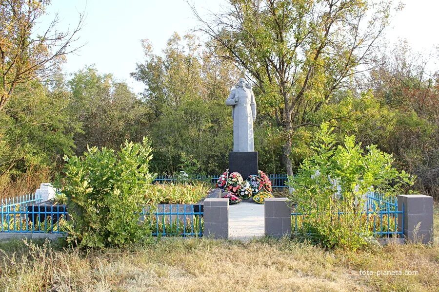 Погода ростовская область орловский островянский. Хутор Кундрюченский Орловского района Ростовской области. Кладбище хутора Кундрюченский Ростовской области. Памятники Орловского района Ростовской области. Хутор Гремячий Братская могила.