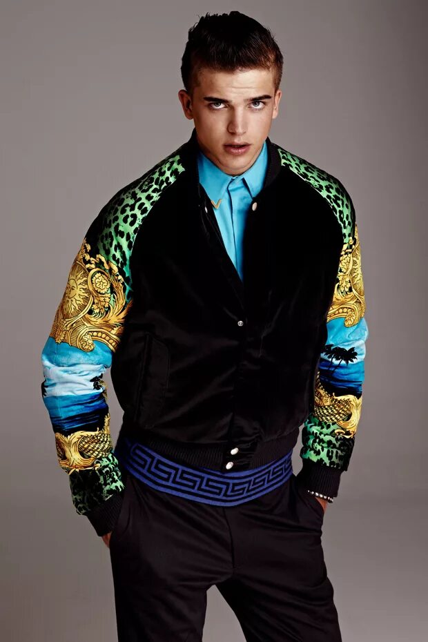 Популярные современные мужчины. Versace x h&m Bomber Jacket. Versace for h&m Mens. Versace for h&m. Versace for HM коллекция.