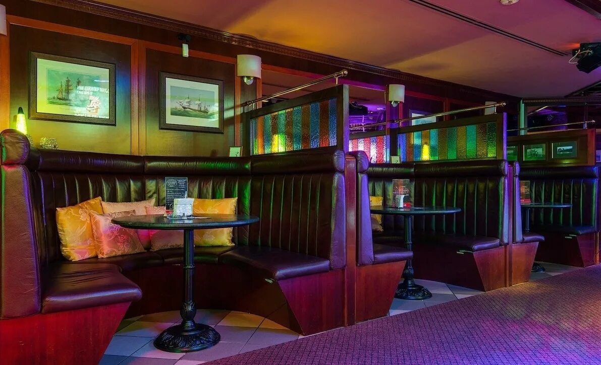 Караоке бар на марата. Клуб бар люди. Интерьер караоке клуба. Дмц караоке. Бар поющая селедка.