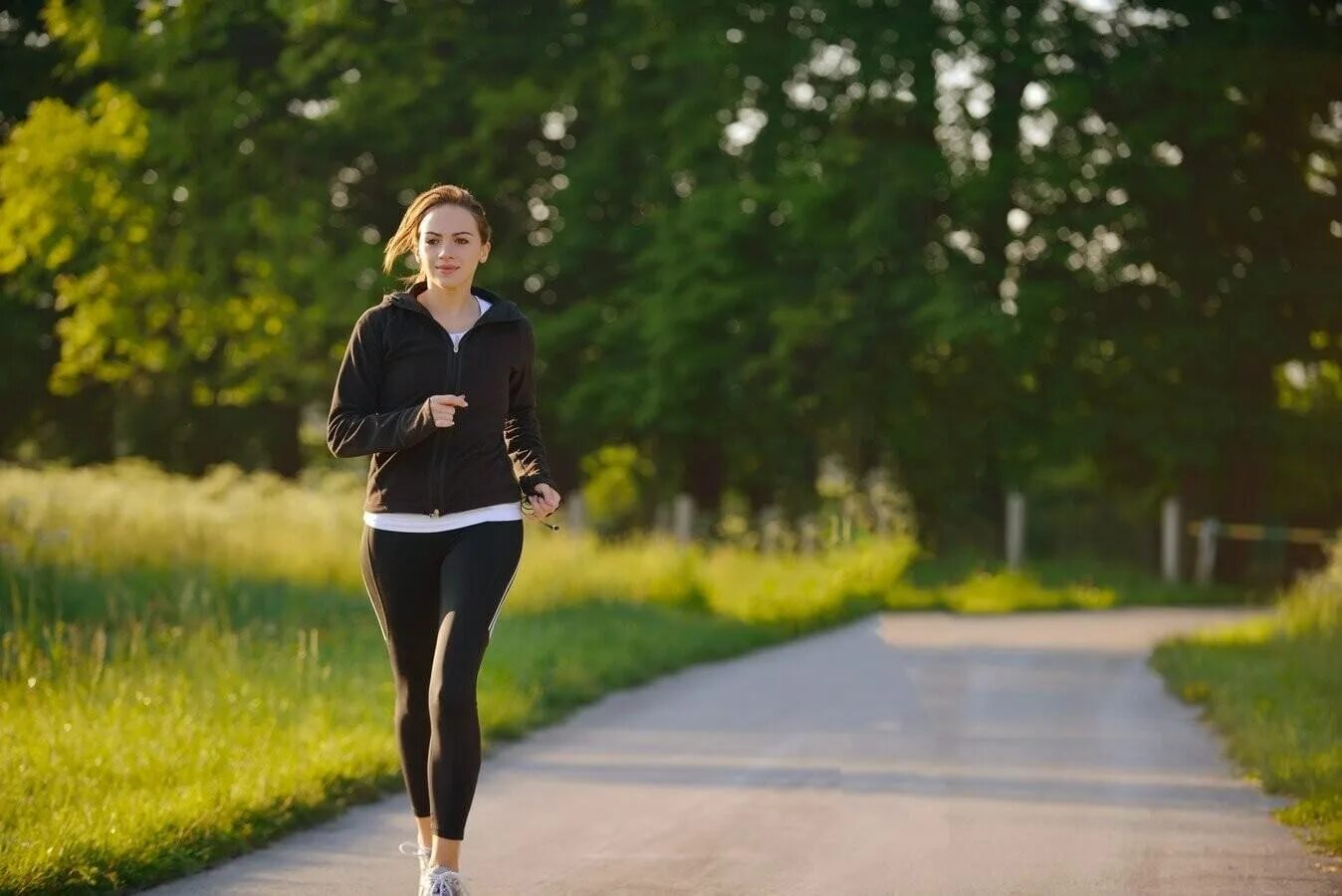 Like taking a walk. Девушка бежит. Утренняя пробежка в парке. Девушка на пробежке. Девушка бегает в парке.