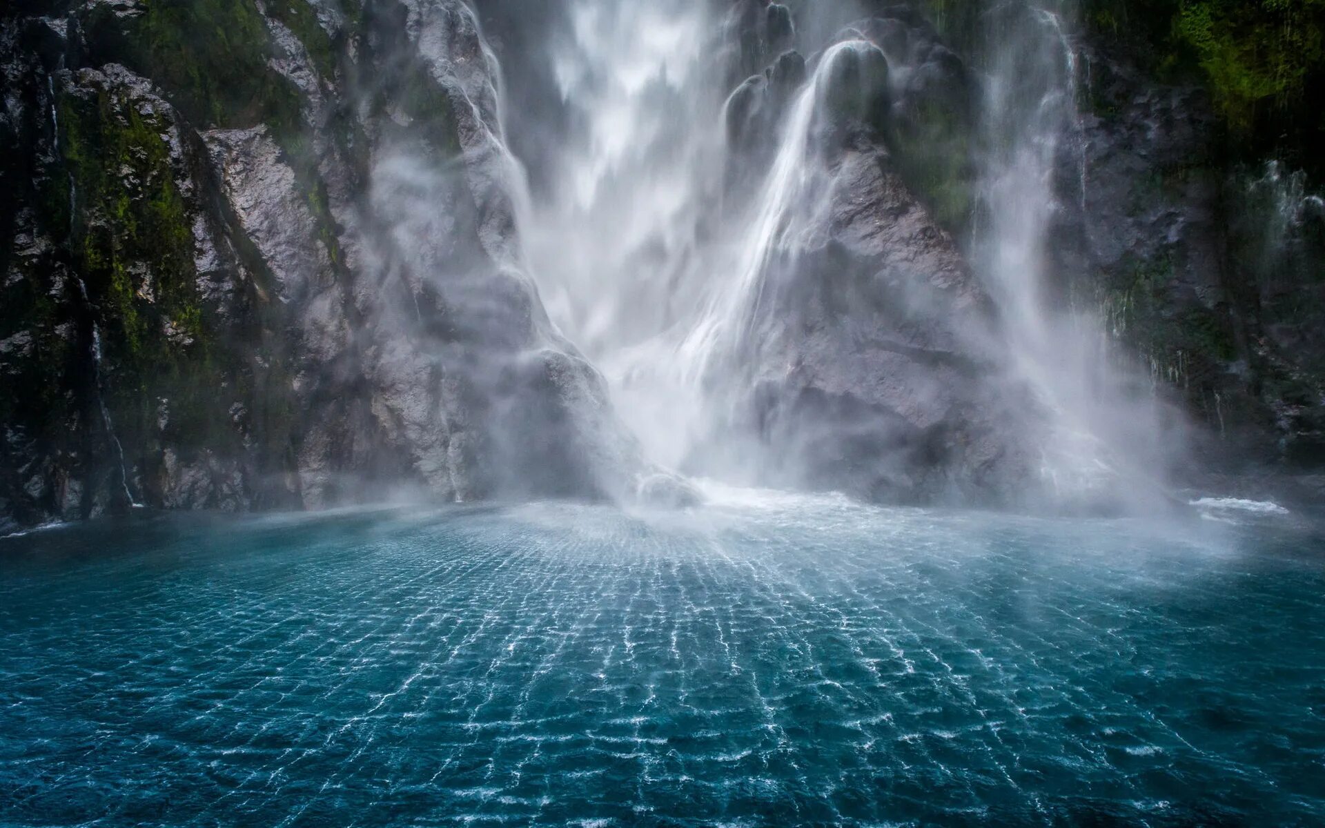 Видео на рабочий стол телефона. Милфорд саунд водопады. Водопад « голубая Лагуна» ( г.холм). Хенргайд водопад. Гидиб водопад.