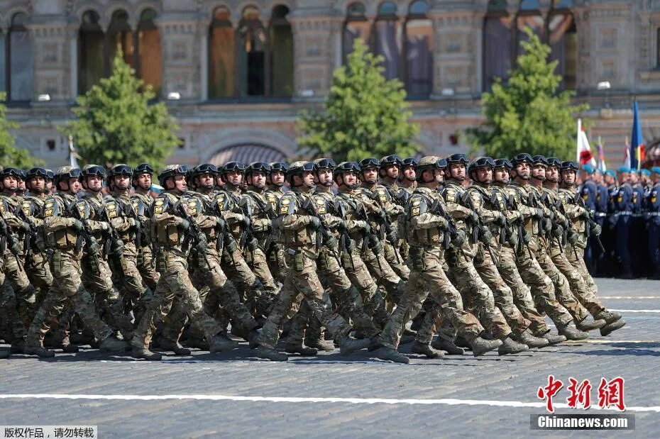 Когда состоялся военный парад на красной площади. Солдаты на параде. Русские солдаты на параде. Российский солдат на параде. Солдаты маршируют.