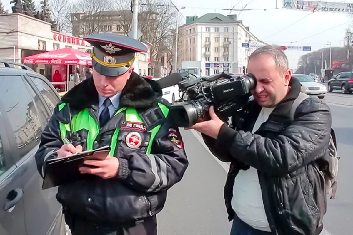 Камера сотрудник. Съемка сотрудников полиции. Съемка инспектора ГИБДД на камеру. Фотосъемка полиции. Видеосъемка в полиции.