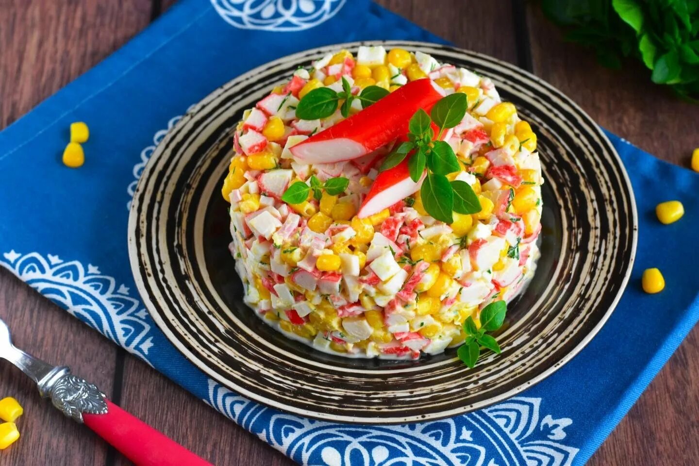 Салат из крабовых палочек с кукурузой. Салат с крабовыми палочками и кукурузой и яйцом. Салат с крабовыми чипсами. Салат из крабовых палочек без кукурузы