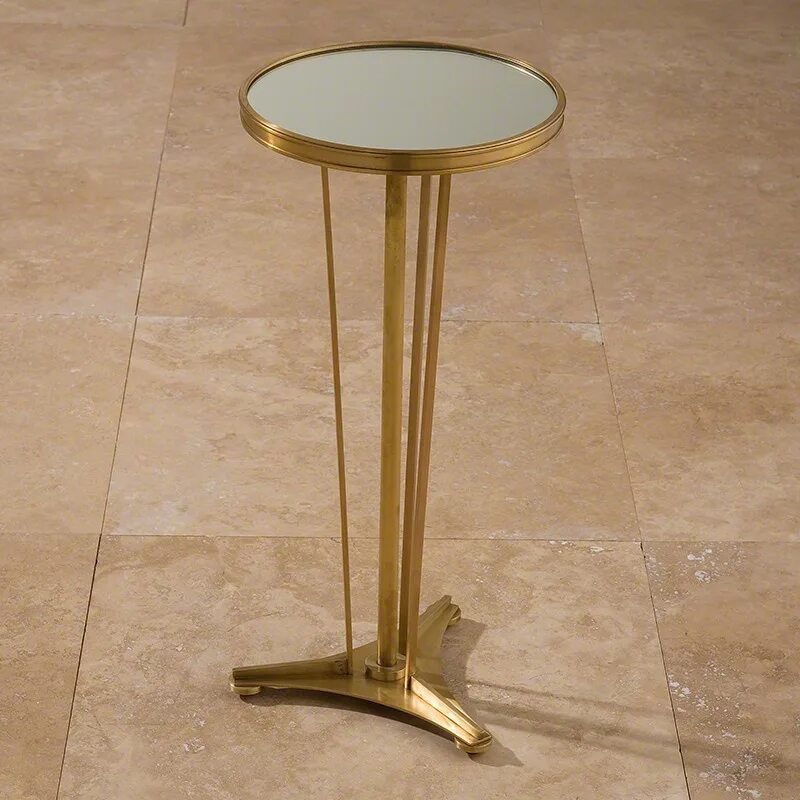 Столик приставной тарелкаau uno brass. Стол круглый латунь. Кофейный столик clanday lino small gold drum side table gold. Прикроватный столик латунь. Кофейный столик круглый.