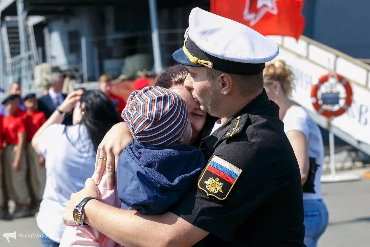 Простых романтиков и моряков. Встреча моряка. Семья военного. Моряки прощаются. Семья моряка.