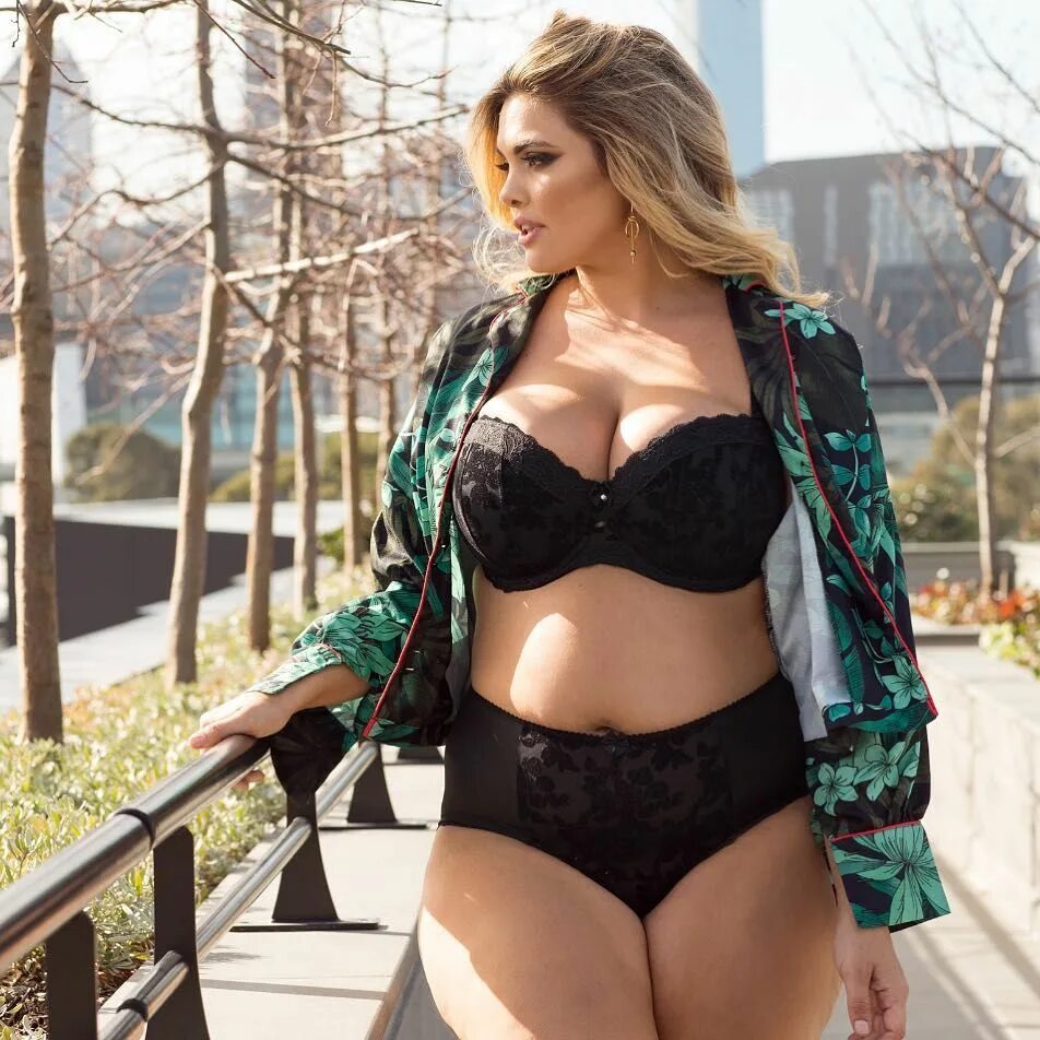 Сочные бедра. Кэнди легс. Plus size lace mesh teddy. Amirah dyme. Аппетитные женщины.