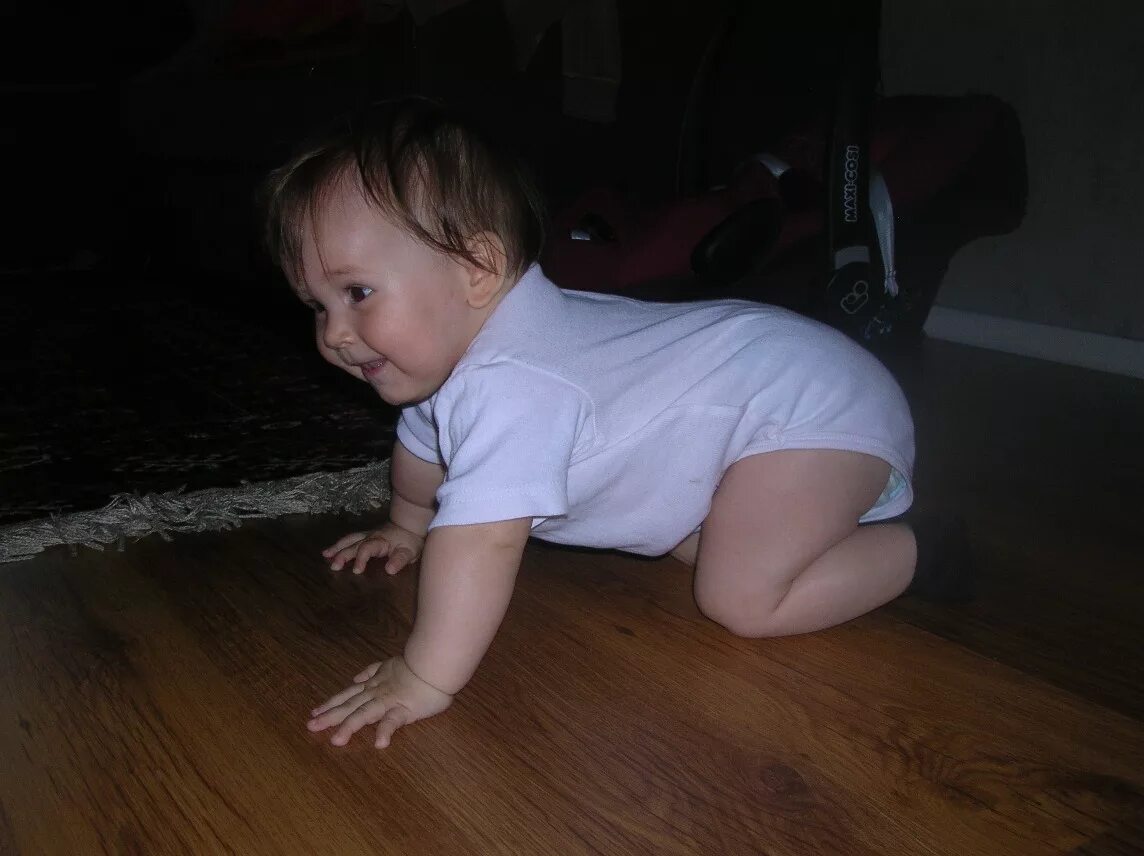 Ребенок 6 месяцев не ползает. Грудничок на четвереньках. Малыш на четвереньках выпрямляет ноги. Ребенок на четвереньках 4 месяца. Младенец пытается встать на четвереньки.