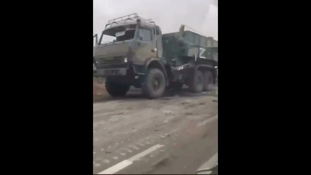 Нападение россии видео. Колонна КАМАЗ 4310 военный. Разбитая Военная колонна. Разбитый военный КАМАЗ. Уничтоженная колонна Российской техники.