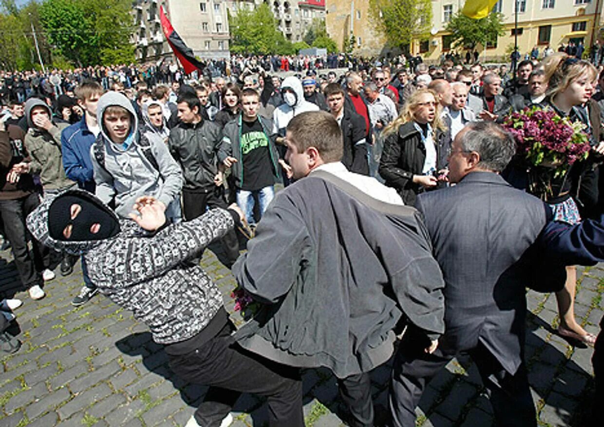 Львов 9 мая 2011. Украинские националисты во Львове. Ветерана во Львове избили. Во Львове 9 мая беспорядки. 5 мая 2011