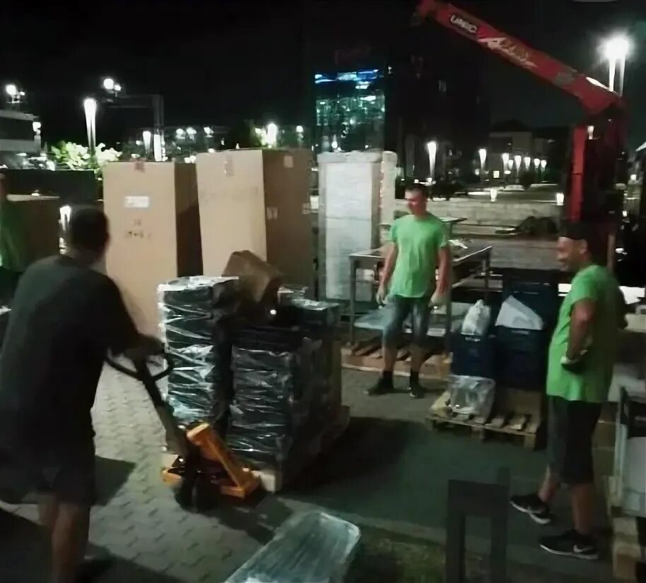 Разнорабочие в сочи. Работники на стройке. Разнорабочие адлер. Строителҗ. Рабочие на стройке.