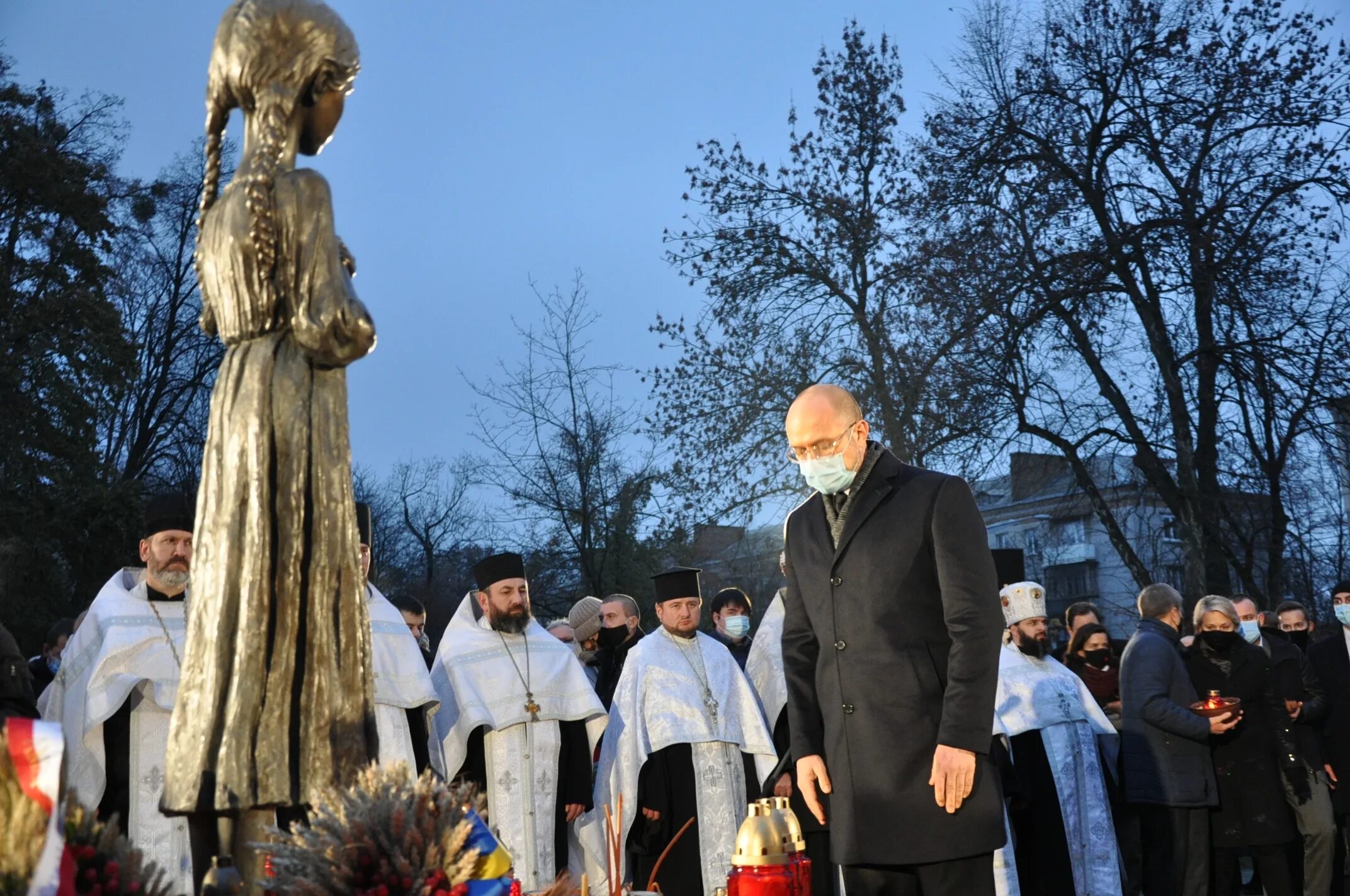 Директор музея голодомора украины. Музей Голодомора в Киеве. Мемориал жертвам Голодомора в Киеве. Мемориал жертвам Голодомора Мариуполь. Зеленский памятник Голодомору.