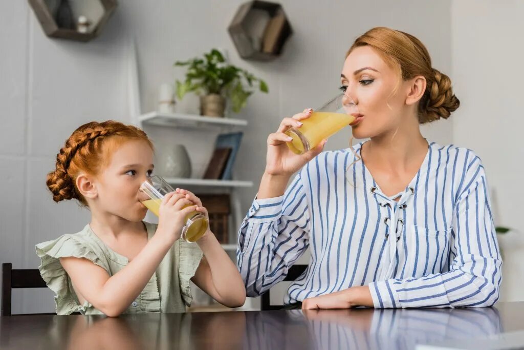 Пьющая дочь что делать. Мама и дочь выпивают. Мама апельсиновый сок. Дочка пьет. Картинка мама и дочь выпивают.