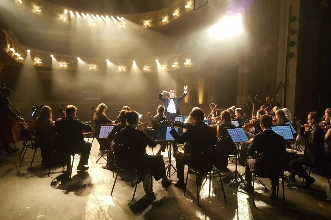 Оркестры. Красноярский симфонический оркестр 1 скрипка. Струнный квартет «caprise». Симфонический оркестр модерн. Дирижёр олег омского симфонического оркестра.