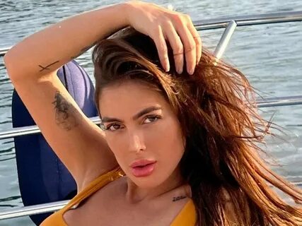 Débora Moura, ex de Bárbara Labres, é clicada de fio-dental.