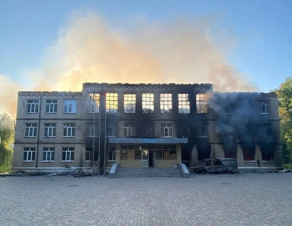 Авдеевка царьград. Авдеевка донецкая область. дом. разрушенная школа. красный луч 7 школа после обстрела.