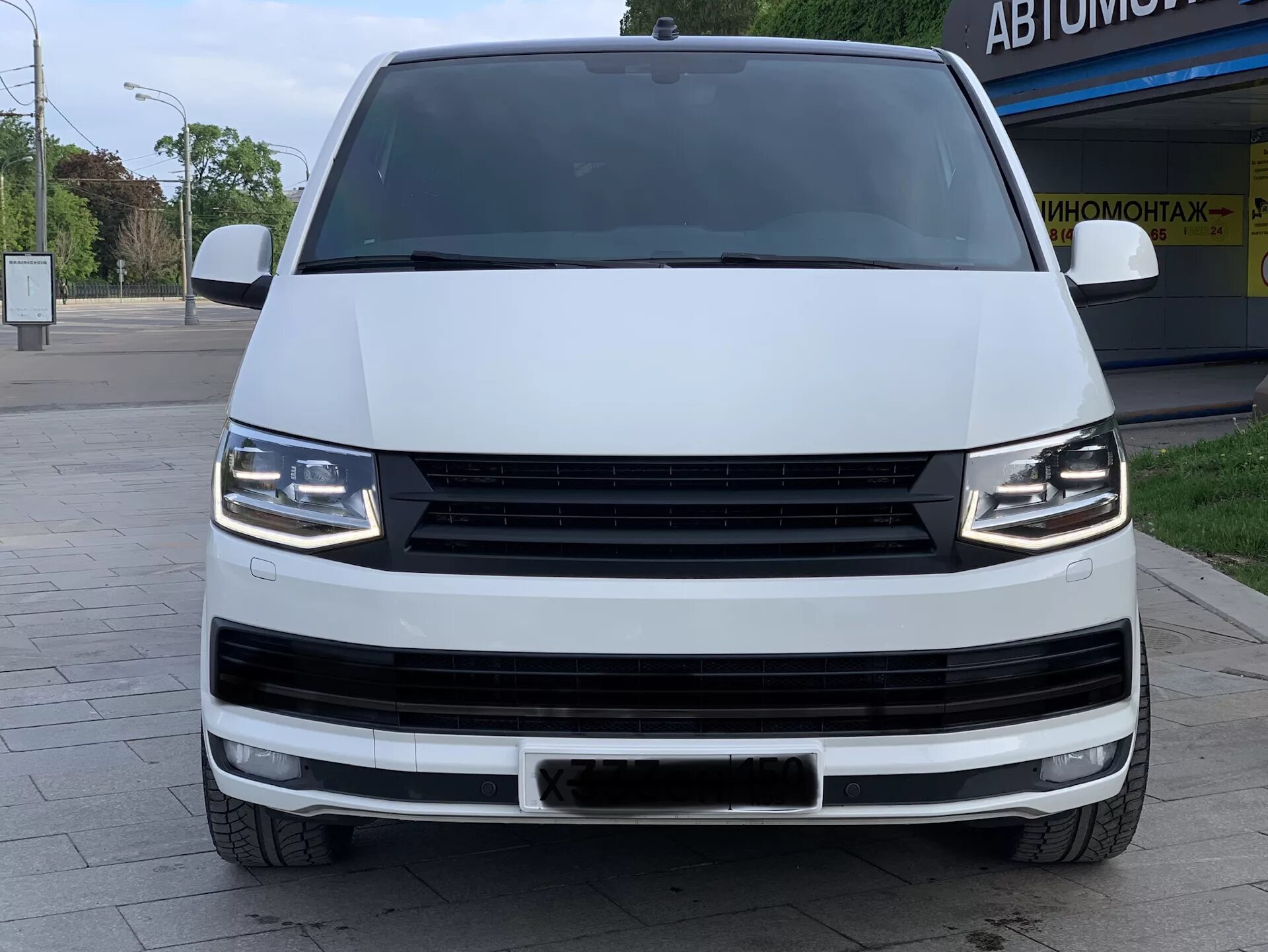 Купить volkswagen в 5. Фольксваген Транспортер Каравелла т6. Volkswagen Caravelle t6 белый. VW Transporter t6 Tuning. Фольксваген т5 2014 года.