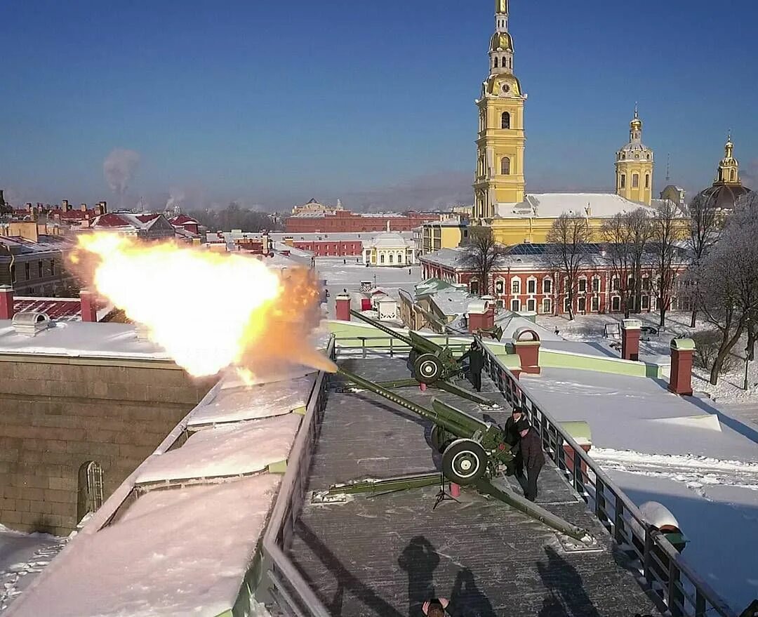 Петербург выстрелы. Пушки Петропавловской крепости в Санкт-Петербурге. Пушка Нарышкина бастиона Петропавловской. Пушки с Нарышкина бастиона Петропавловской крепости. Полуденный выстрел с Петропавловской крепости.