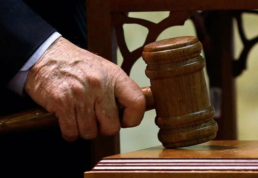 Суд присяжных в США признал россиянина виновным в киберпреступлениях. Суд приговорил бывшего президента Мальдив Ямина к 11 годам тюрьмы. Перед судьями. Суд присяжных покажите. Подали в суд за мошенничество