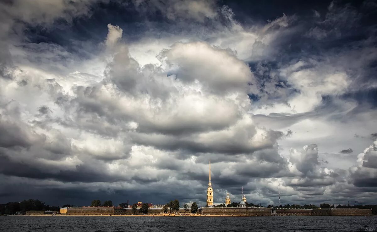 Питер Петропавловская крепость серое небо. Пасмурное небо. Тучи над городом.