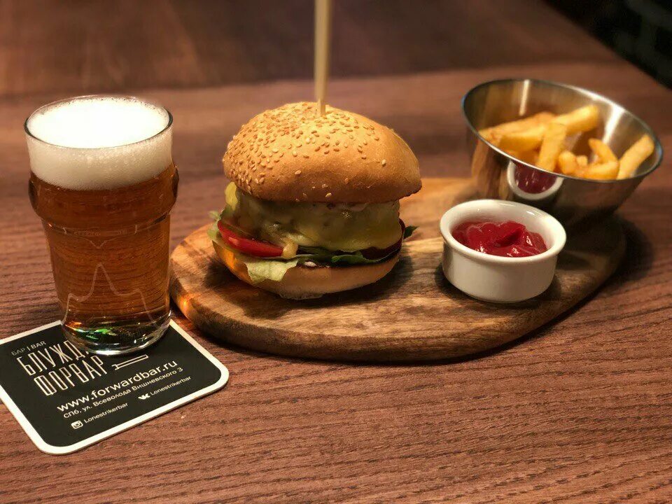 футбольная трансляция в заведении. блуждающий форвард. николай разуменко актер. блуждающий форвард бар спб. блуждающий форвард бар спб.