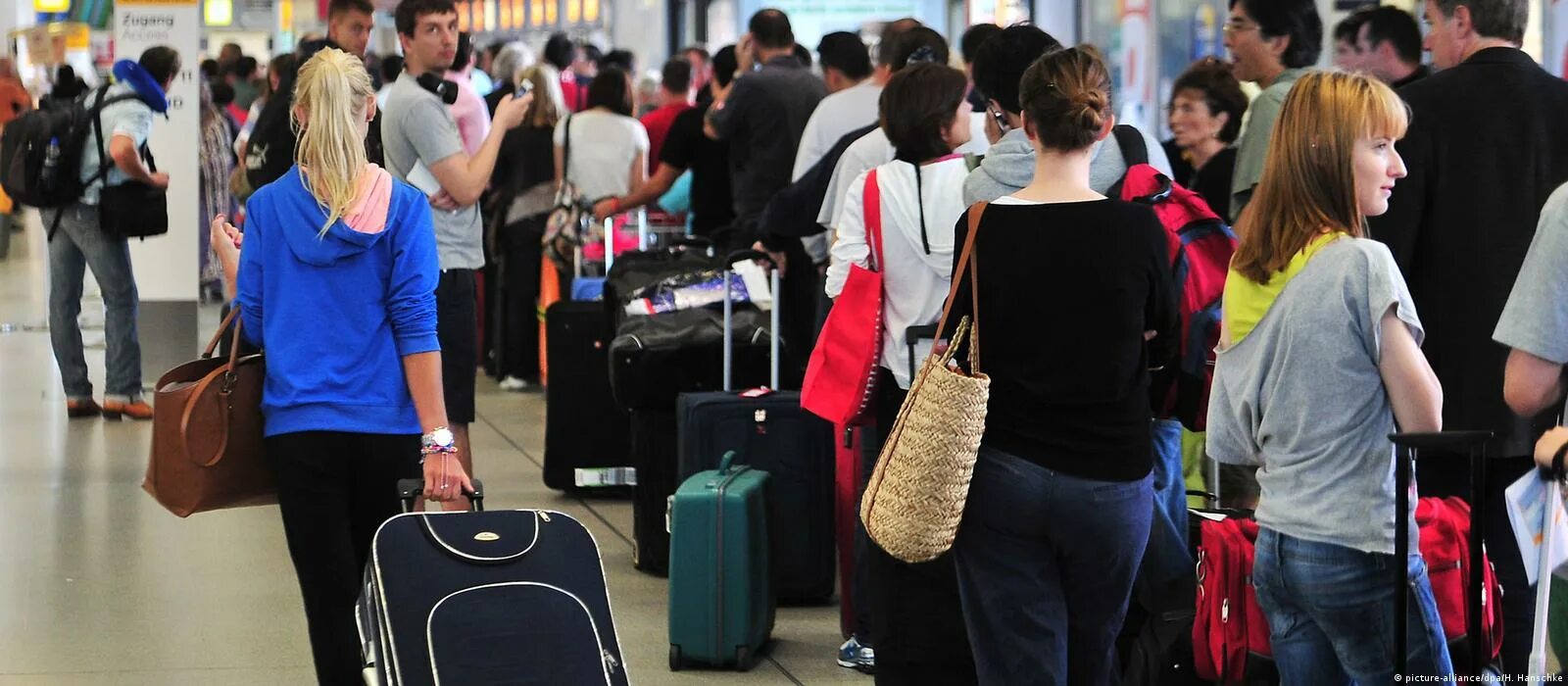 Эссе почему я хочу переехать в другую страну. Почему молодежь уезжает за границу эссе. Миграция бизнеса. Уезжая за границу вы являетесь представителем. Миграция людей.