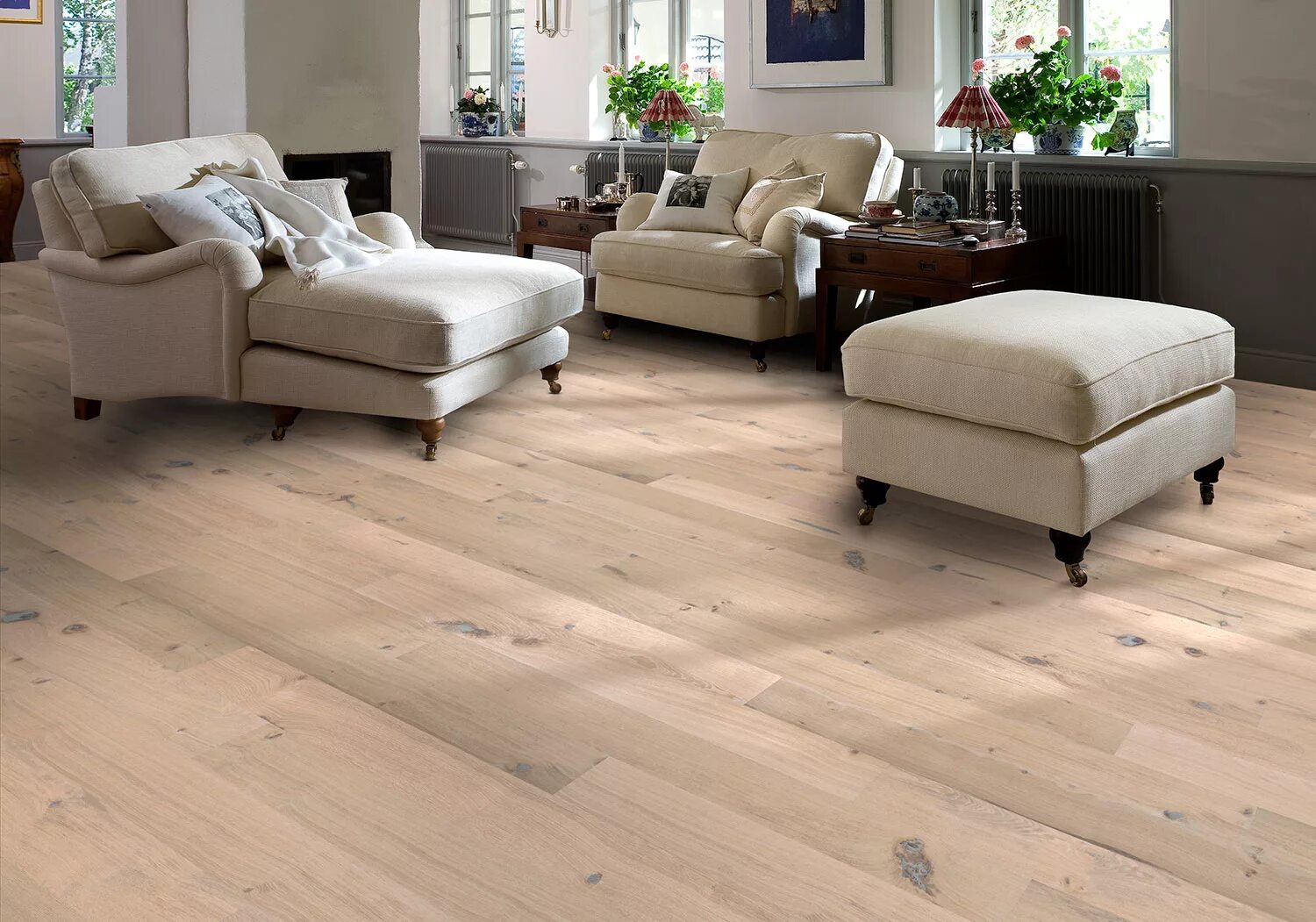 сочетание пола и стен. светлый пол в доме. половая доска в интерьере. палубная доска в интерьере. ламинат в скандинавском стиле.