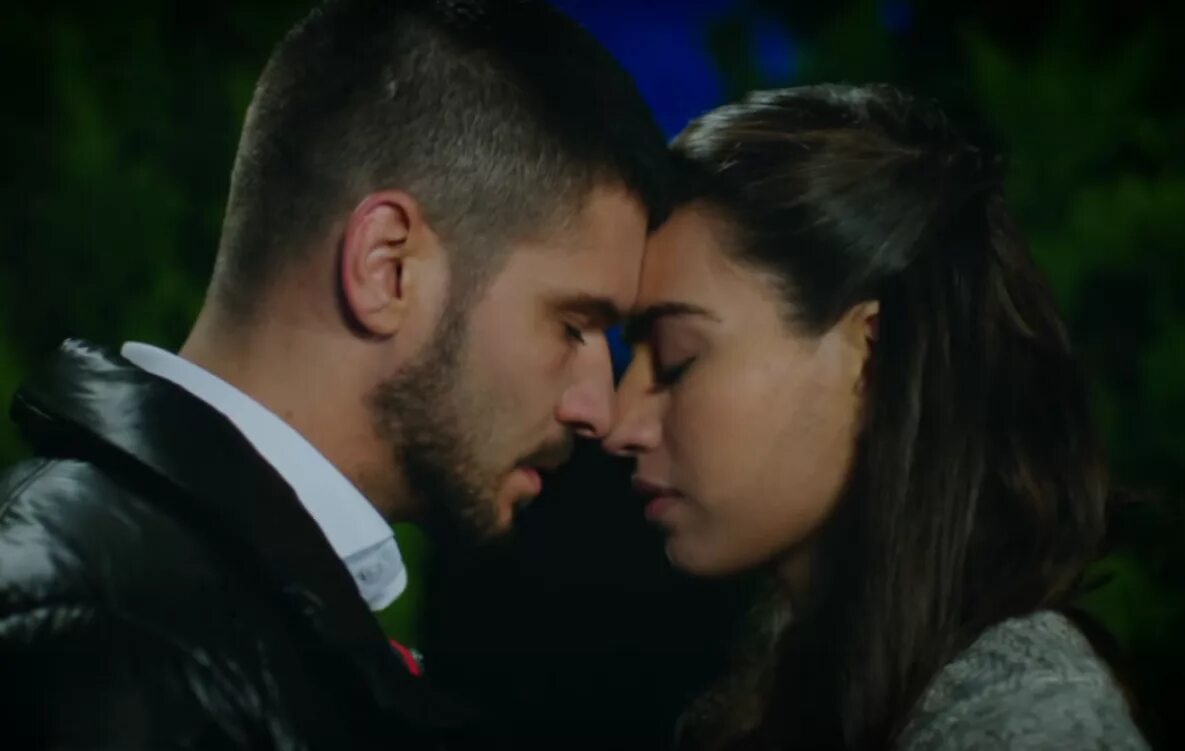 Нур йигит турецкий. Никогда не откажусь 35. Турецкий сериал asla vazgecemem дом. Никогда не откажусь сериал 2015–2016. Asla vazgecemem йигит и нур.