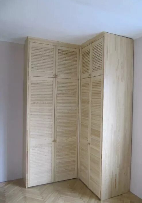 Шкаф 1200*2000 жалюзийный. Угловой шкаф из дерева. Деревянный шкаф из мебельных щитов. Уголки на дверки шкафа. Леруа шкаф готовый