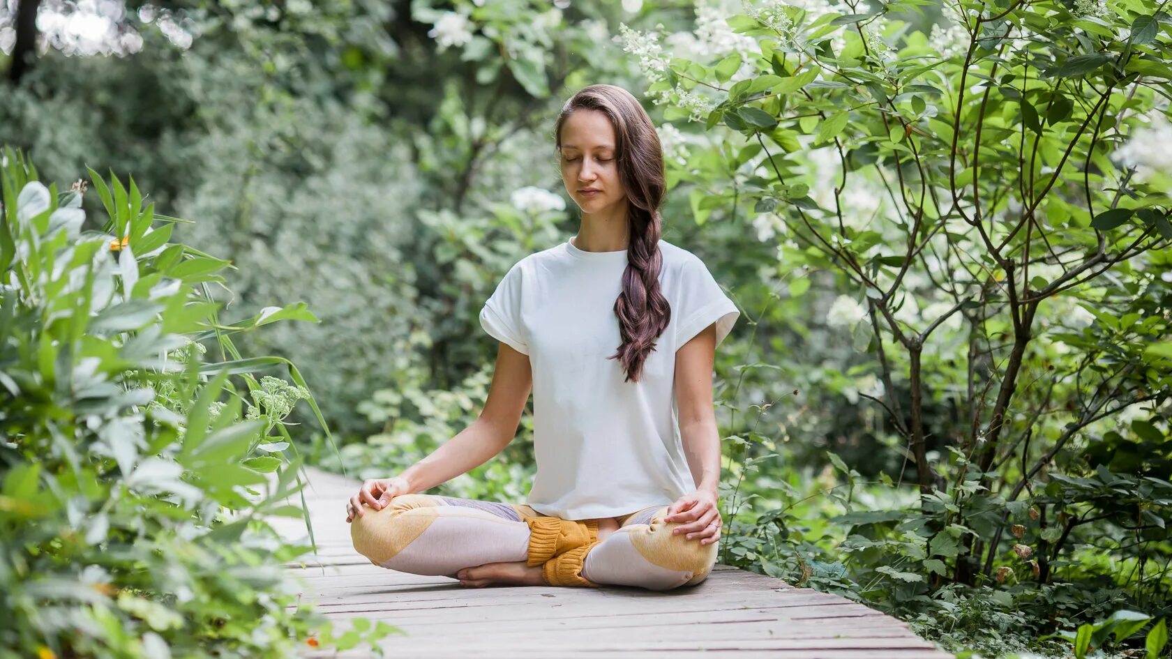 Meditation ru. Сад для медитации. Медитация на природе. Медитация девушка. Девушка медитирует в саду.