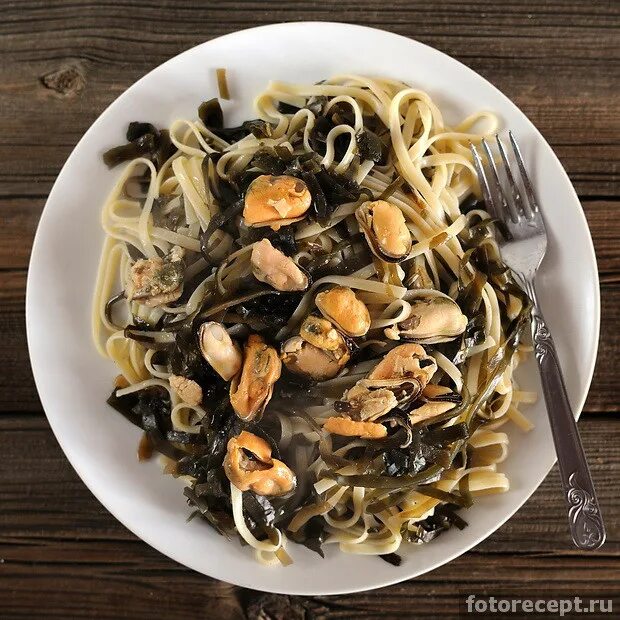 Салат с мидиями и пекинской капустой. Салат с мидиями. Салат с мидиями и яйцами. Салат айсберг мидии помидоры. Мидии салатные.