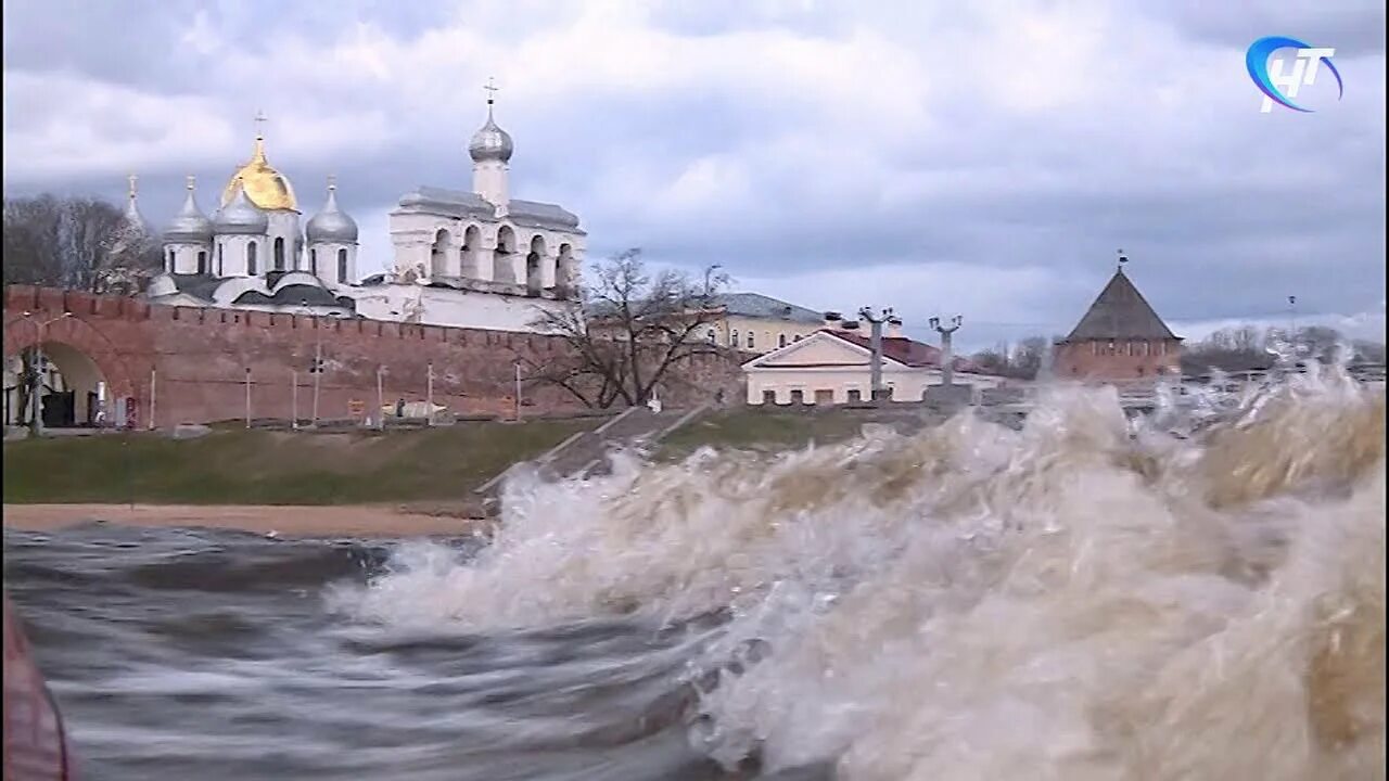 Уровень воды в реке волхов. Акватория реки Волхов Великий Новгород. Великий Новгород река Волхов уровень воды. Уровень воды в Волхове на сегодня.