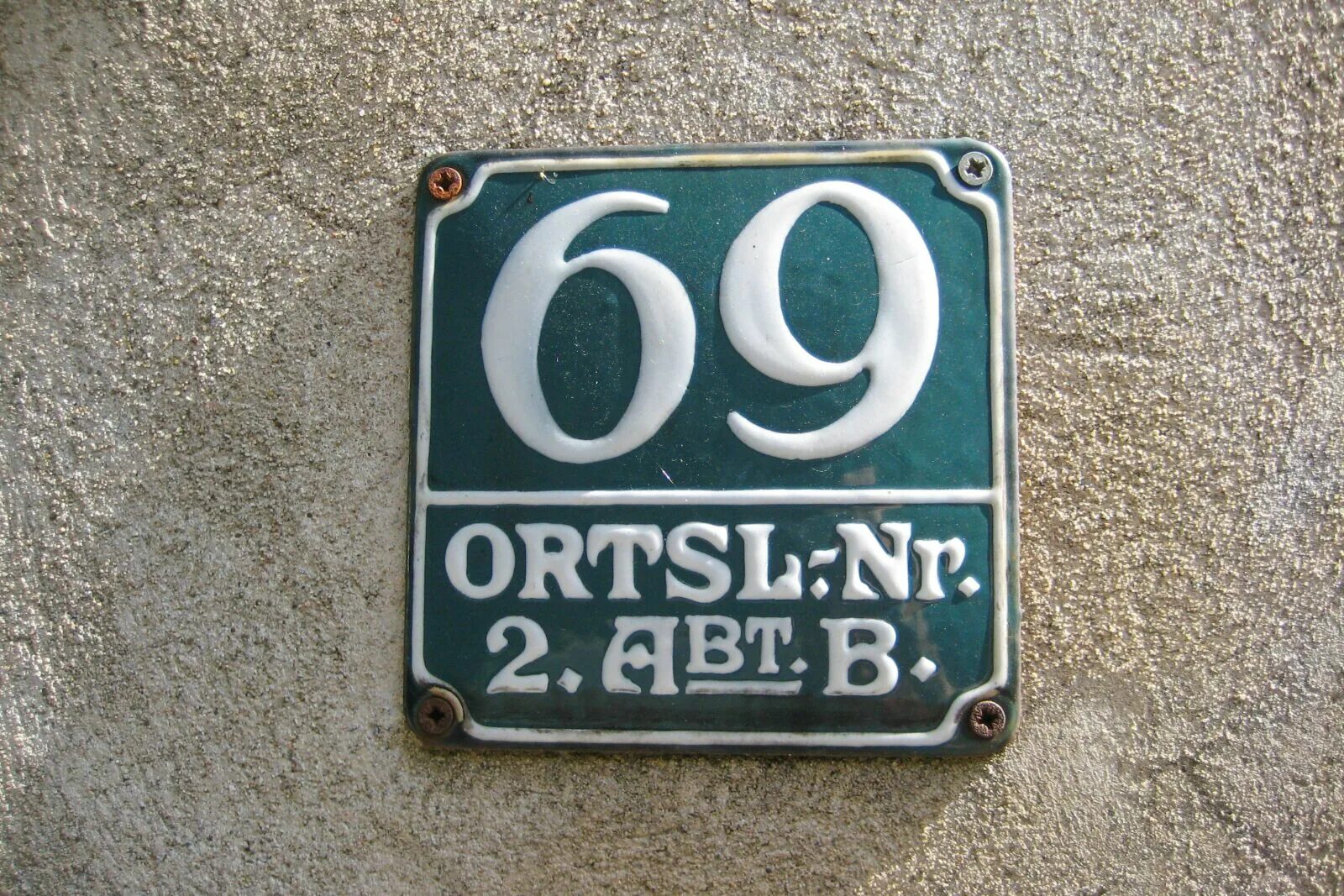 Дом номер не помню. Дом номер 69. номер дома 69. металлический знак с номером. нумерация домов.