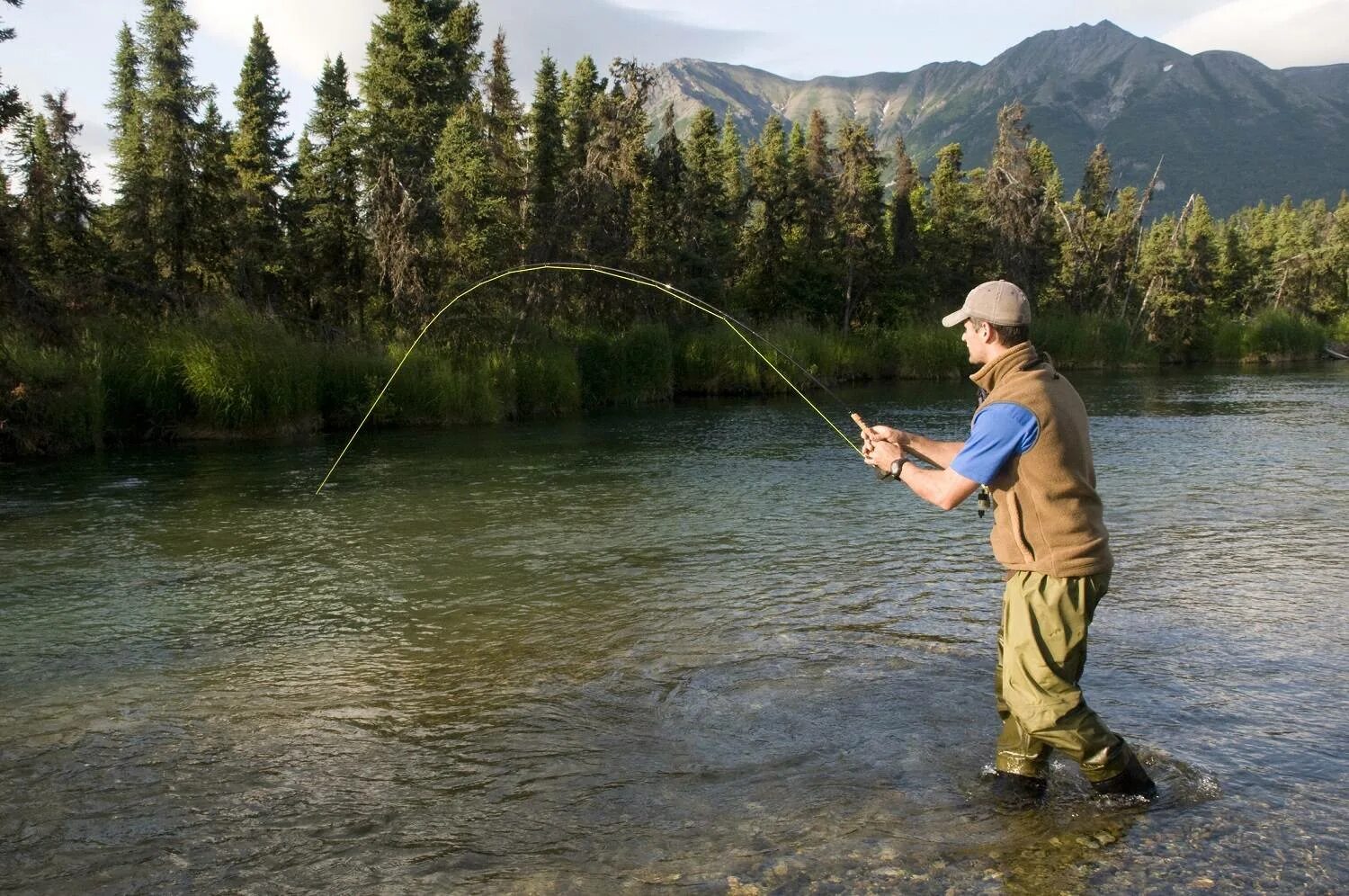 Классный клев. Человек рыбачит. Лето рыбалка. Рыбак с удочкой. Рыбалка на реке.