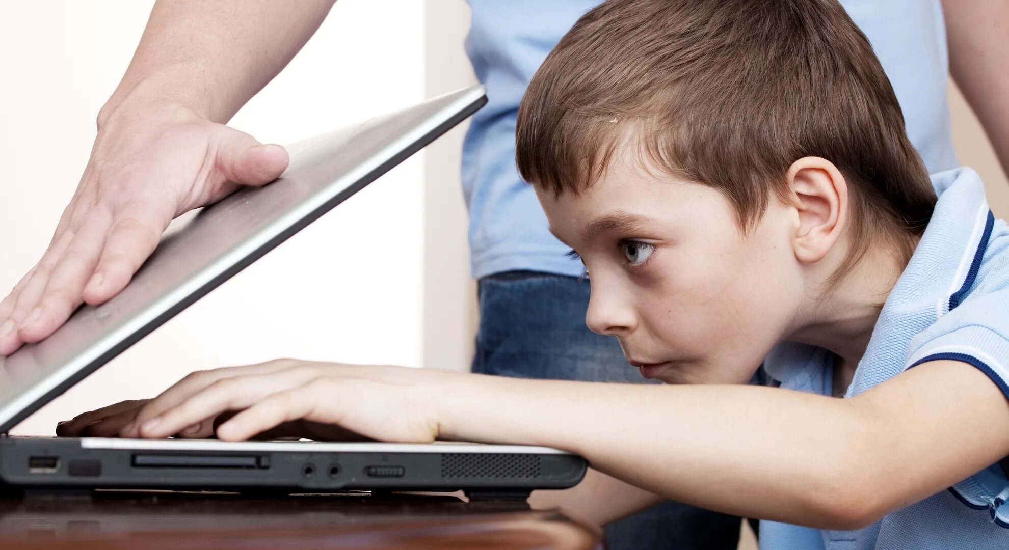 Зависимость игр подростков. Компьютерная зависимость. Интернет зависимость у детей. Зависимый ребенок от компьютерных игр. Компьютер для детей.